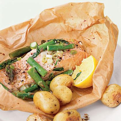 Задушени Salmon and Asparagus in Parchment 