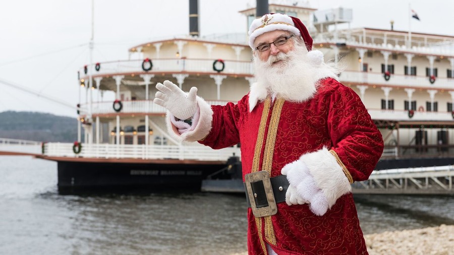 Barco con teatro a bordo Santa