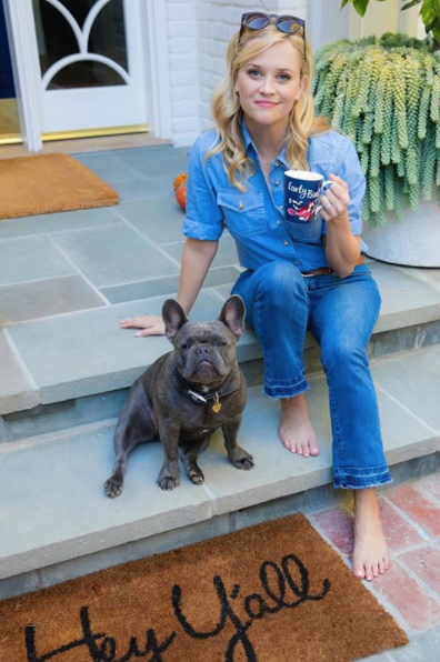 ريس Witherspoon Drinking Coffee with Dog Pepper
