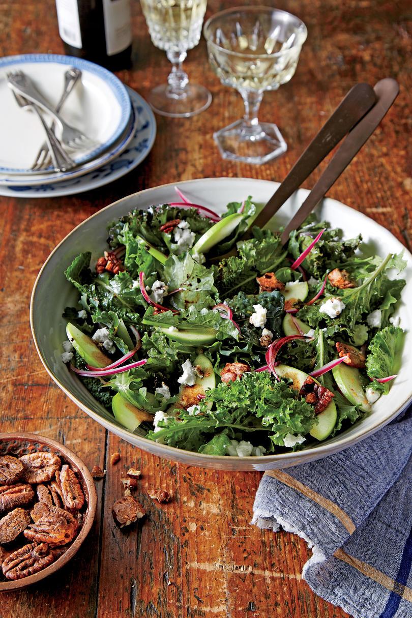 manzana and Goat Cheese Salad with Candied Pecans