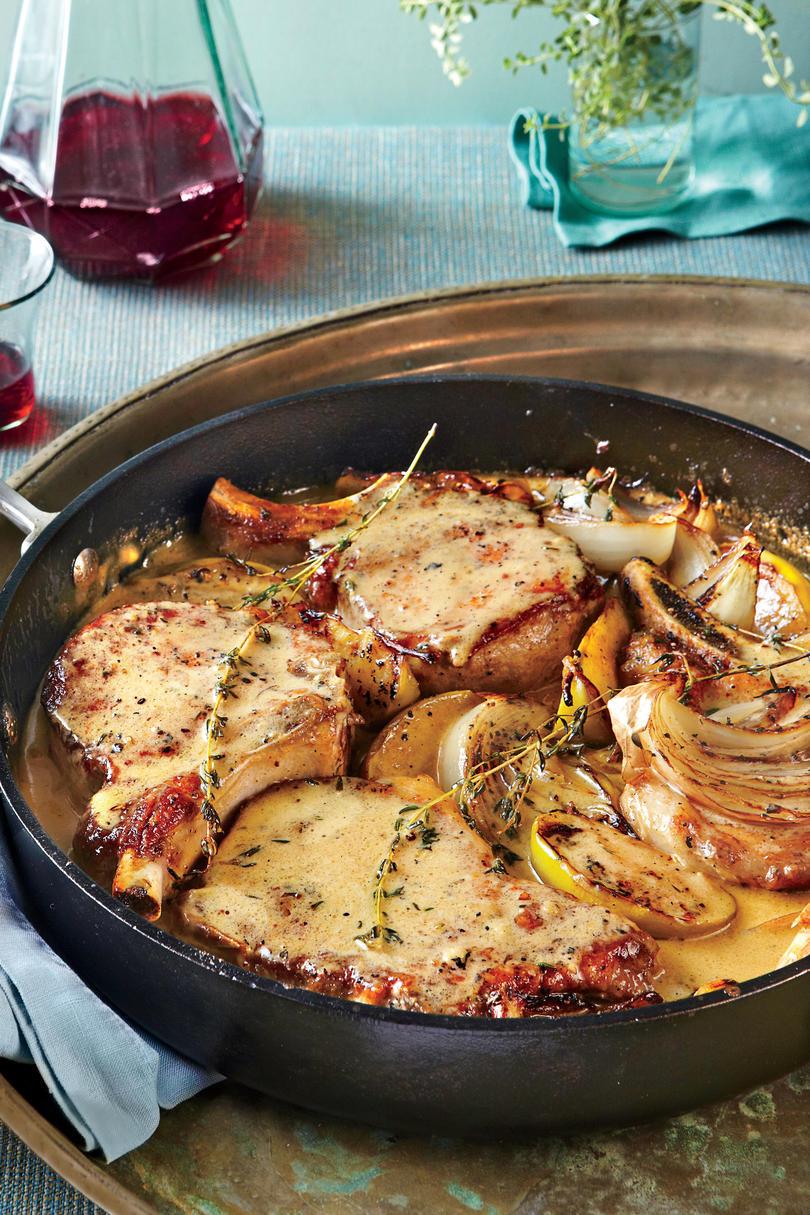 مقلاة Pork Chops with Apples and Onions