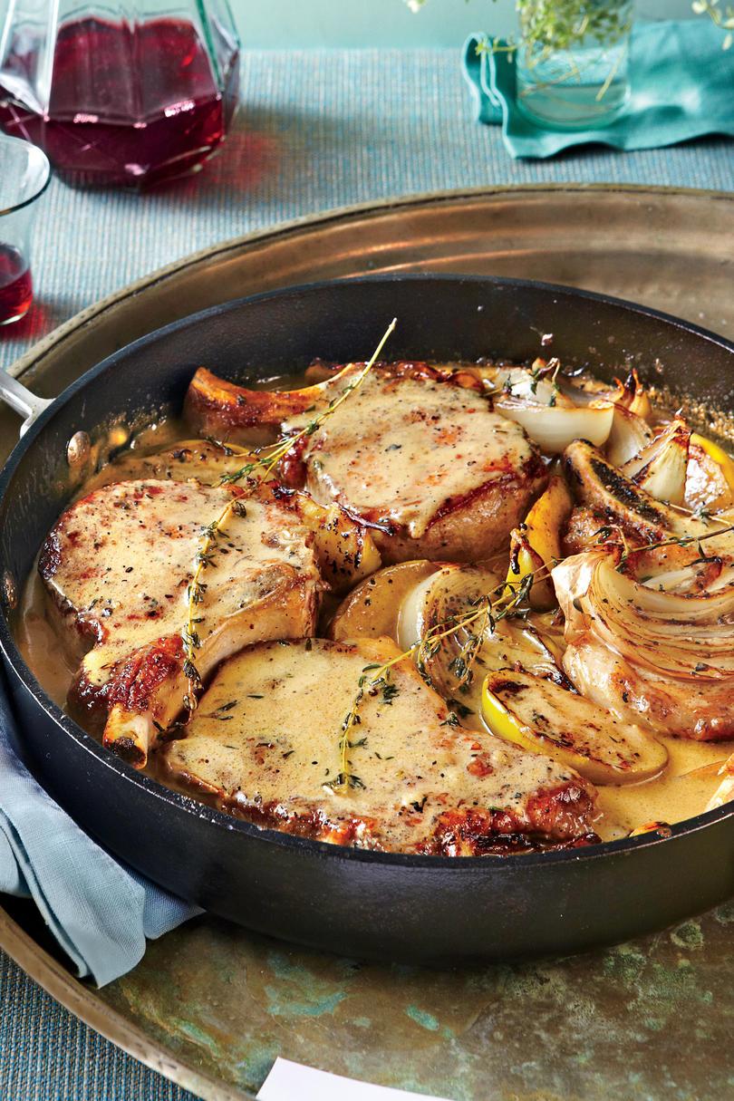 Pánev Pork Chops with Apples and Onions