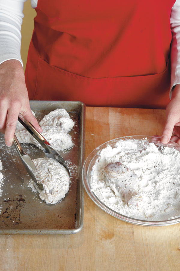 Paso 2: Dredge Chicken in Flour