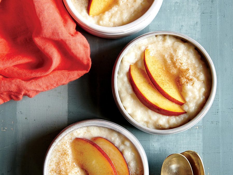 Langsom Cooker Cardamom Rice Pudding with Fresh Peaches