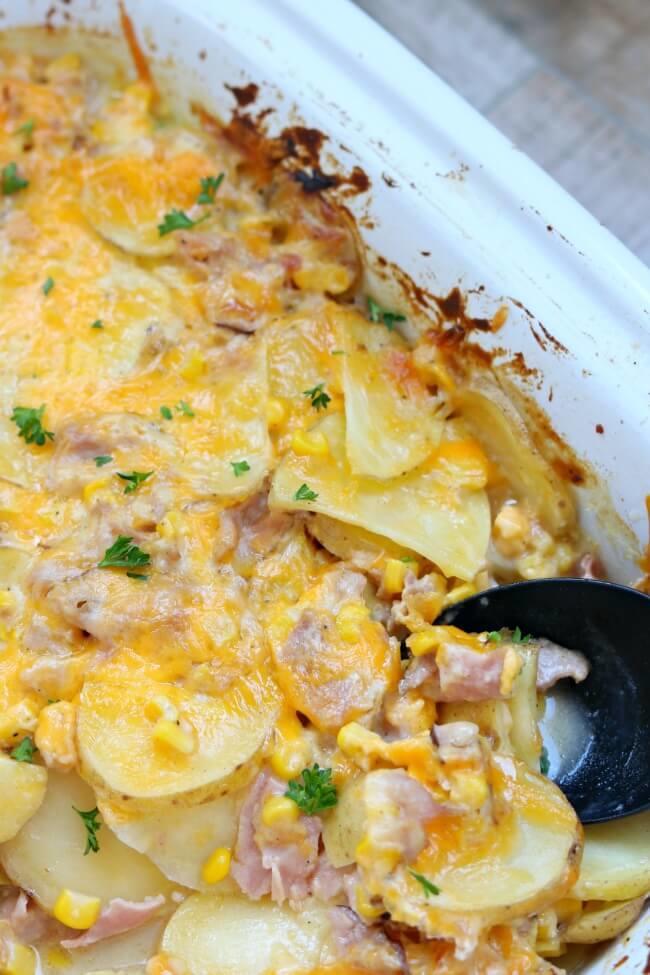 Langsom Cooker Cheesy Scalloped Potatoes with Ham and Corn