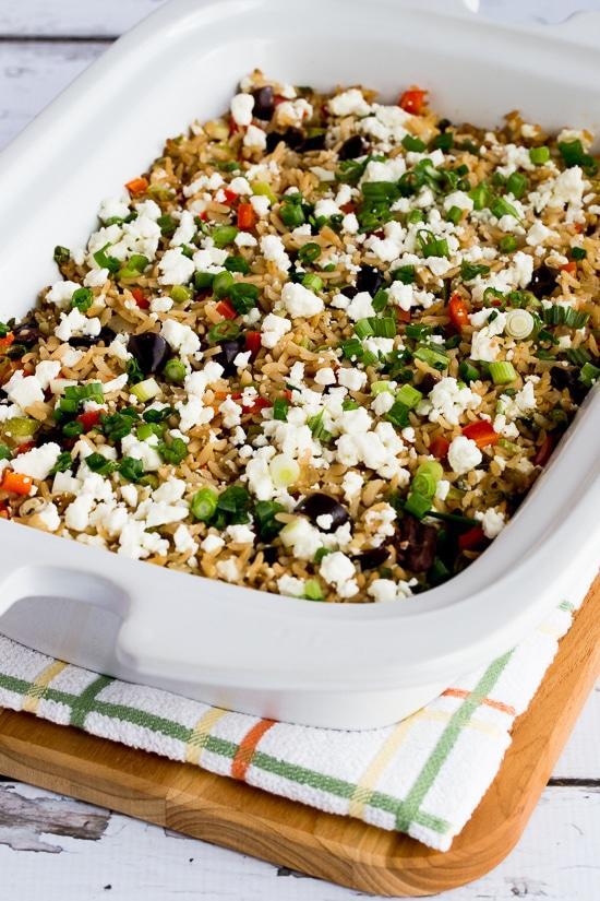 Langsom Cooker Greek Rice with Red Bell Pepper, Feta, and Kalamata Olives 
