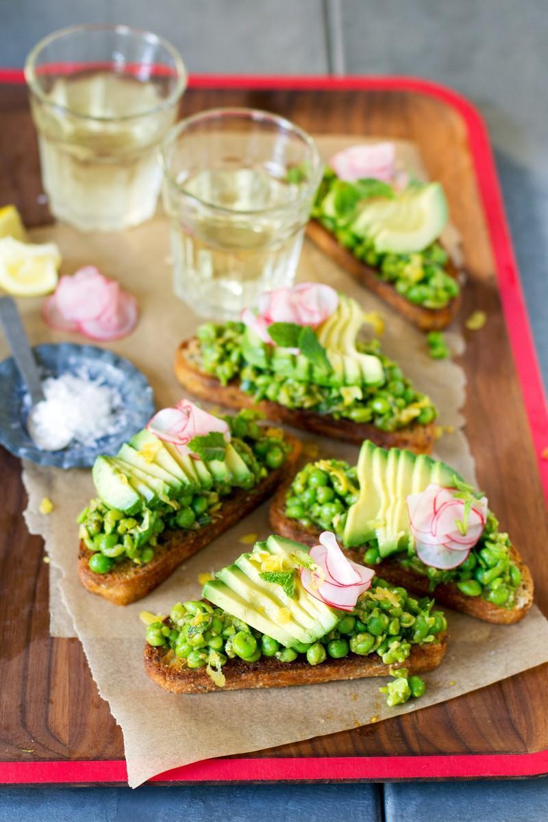 Смачканата Pea Bruschetta with Avocado and Pickled Radish