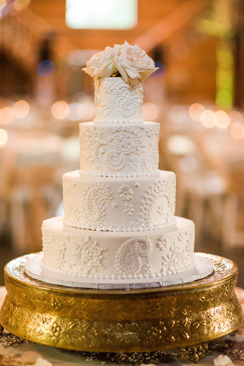 Blandet Flavor White with Details Wedding Cake
