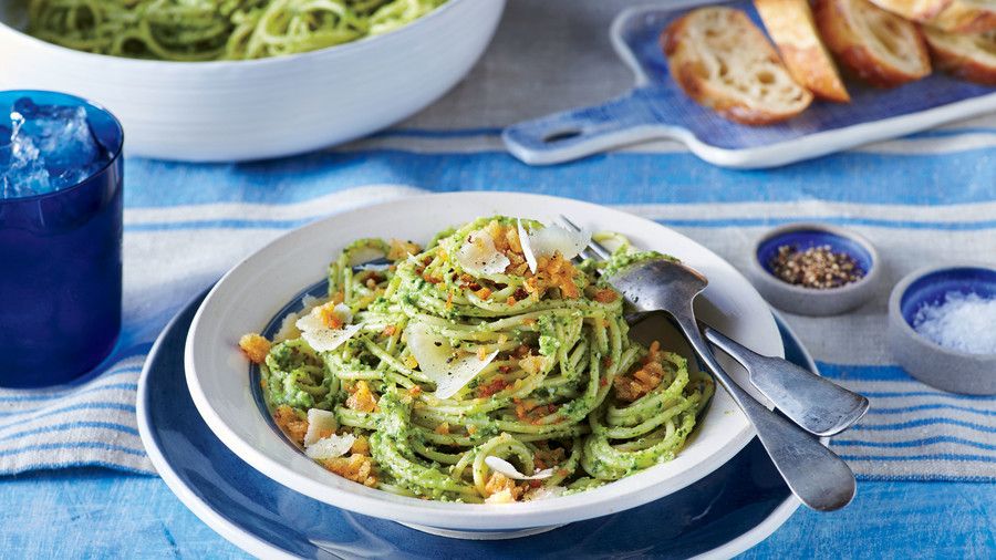 Špagety with Pecan Pesto and Garlicky Breadcrumbs