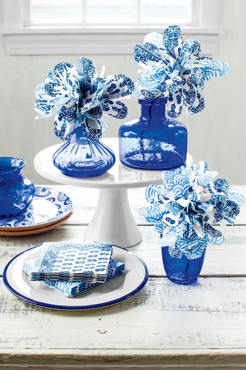 أزرق and White Paper Napkin Flowers