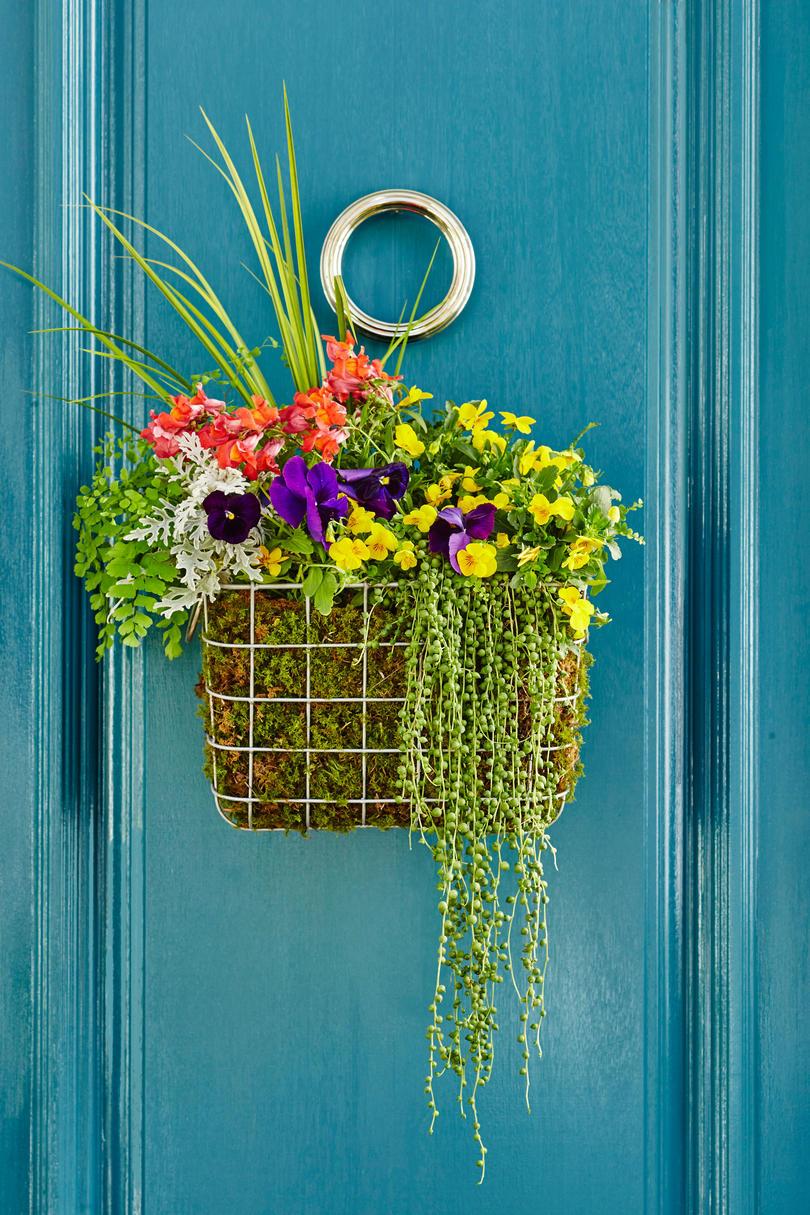 Barvitý Basket Door Wreath with Flowers