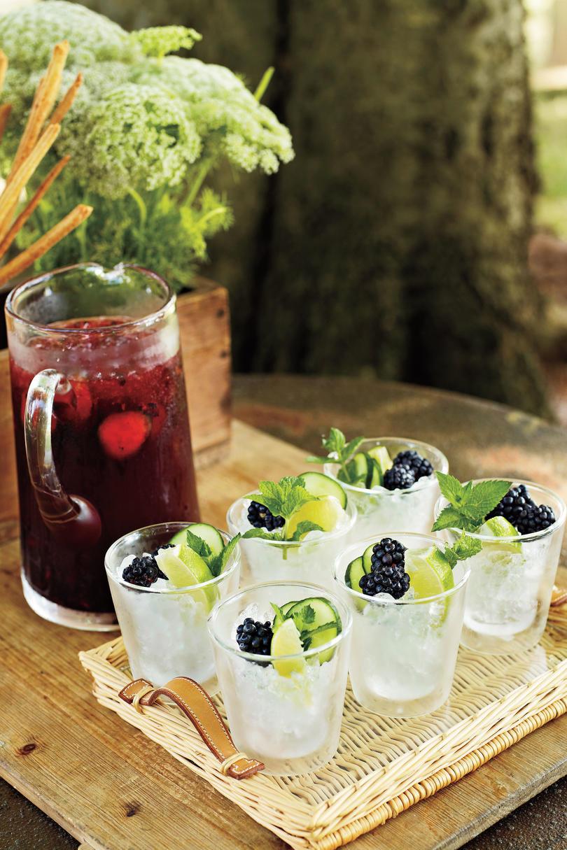 Удар and Cocktail Summer Drink Recipes: Blackberry Cocktail