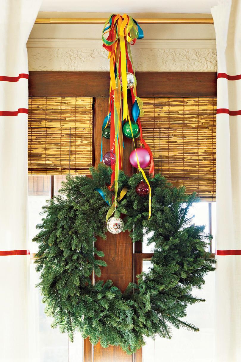 Коледа Decorating Ideas: Curtain Rod Wreath