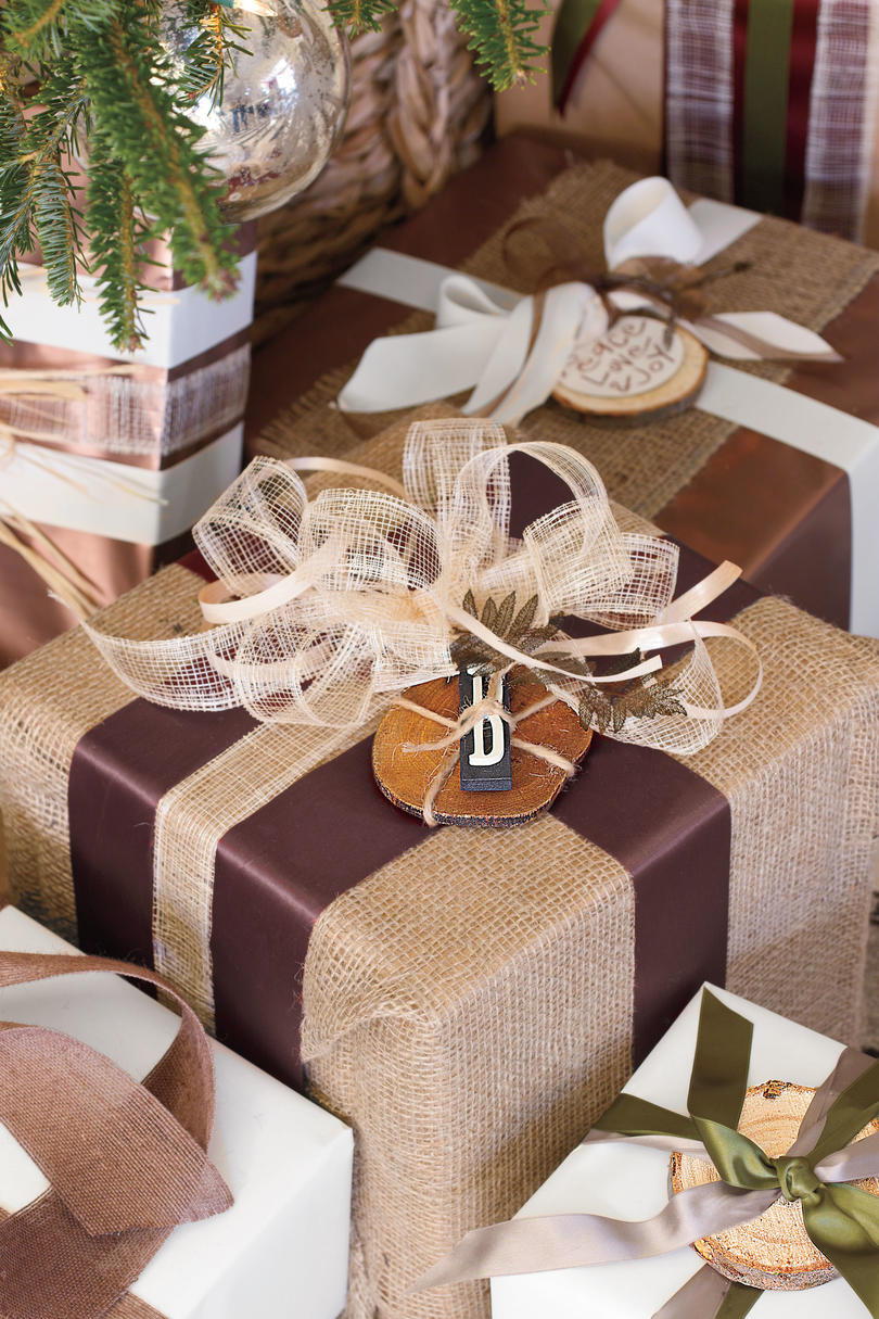 Коледа Decorating Ideas: Burlap Gifts