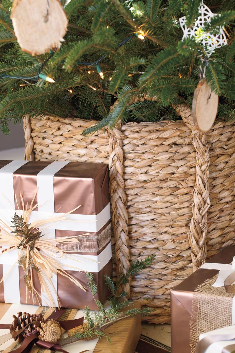 Коледа Decorating Ideas: Tree Basket