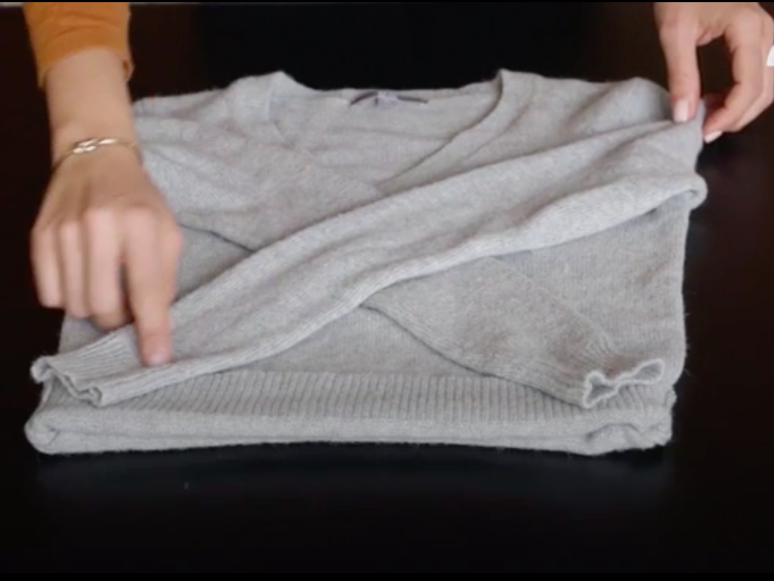 اللون الرمادي Sweater Being Folded
