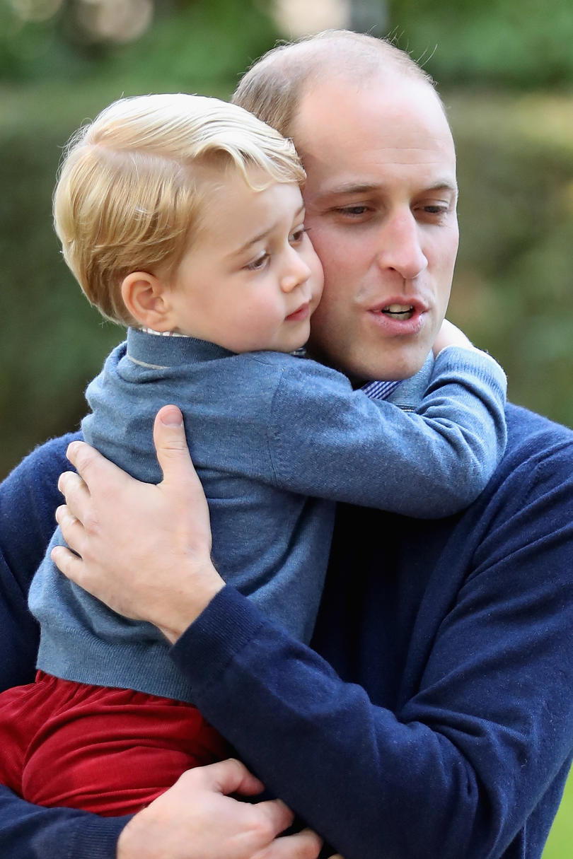 私たち Prince Charming! 15 Adorable Photos of George Sweet Father Son Hug
