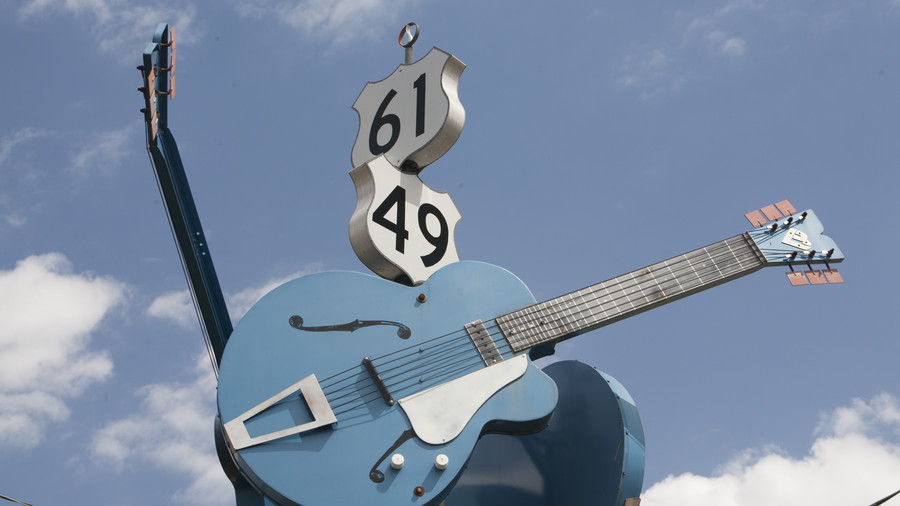 ال Crossroads Guitar Sculpture at Highway 61 and Highway 49