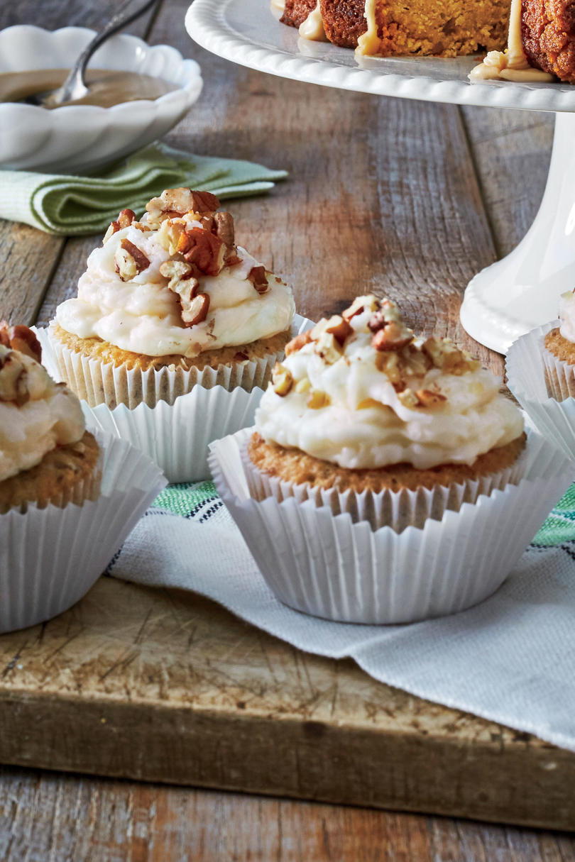 ristet Coconut-Pecan Cupcakes with Coconut-Cream Cheese Frosting