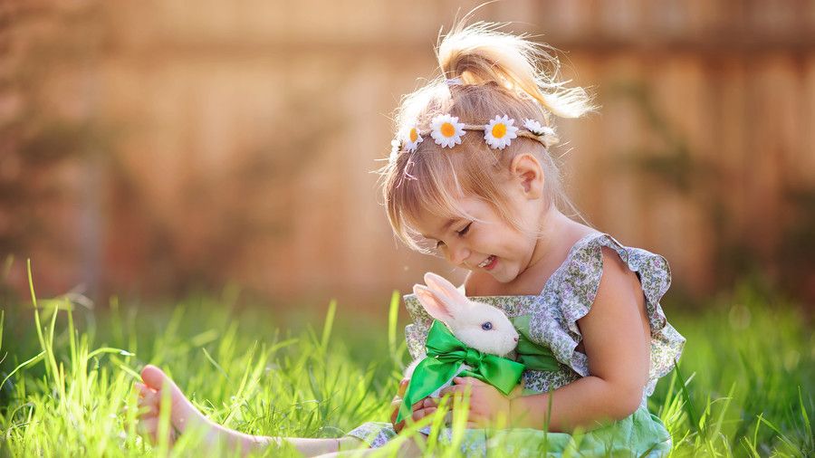 فتاة with bunny sitting in the grass