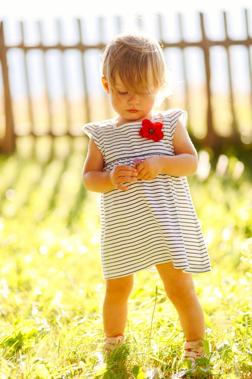 طفل صغير in Striped Dress