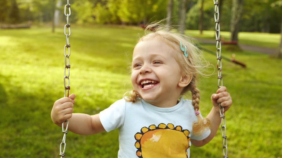 طفل صغير girl on swing