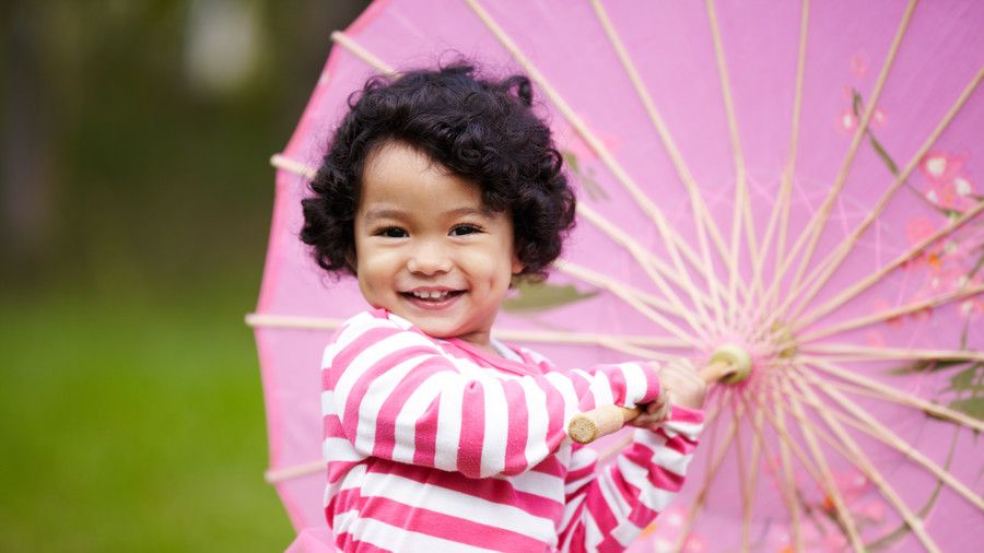 فتاة playing with a paper umbrella