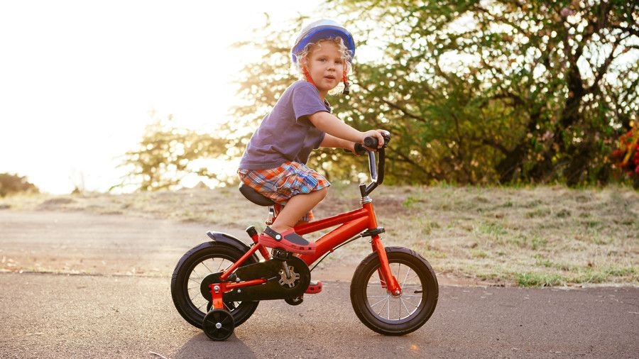 малко дете Riding Red Bike