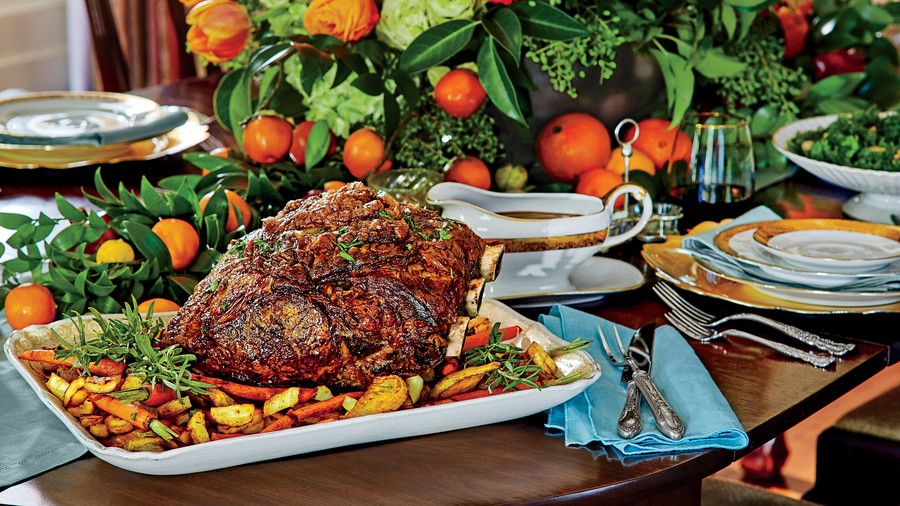 Пипер-Crusted Standing Rib Roast with Roasted Vegetables