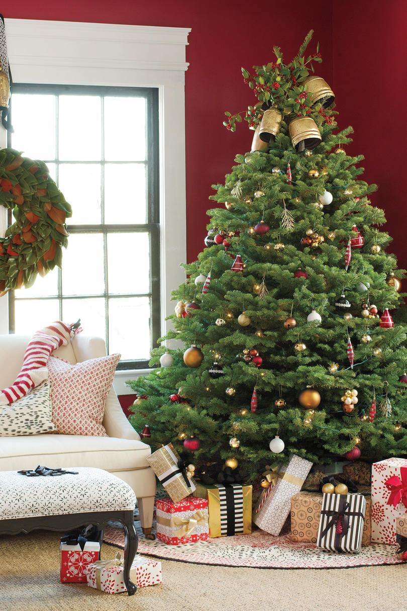 класически and Colorful Christmas Tree