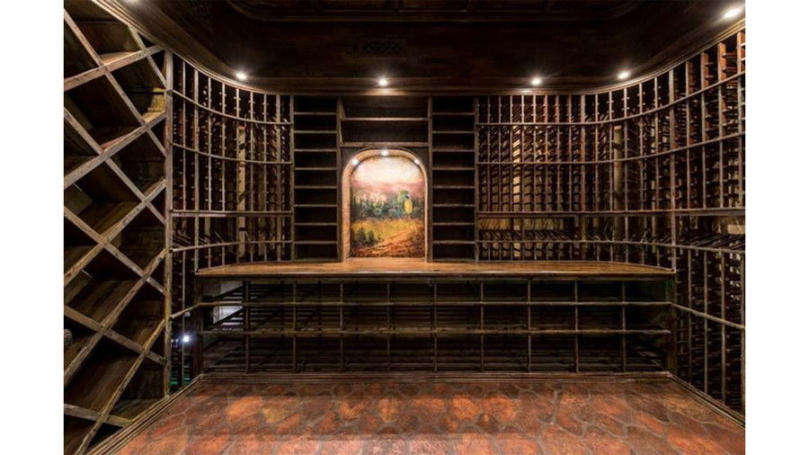 タイラー Perry Atlanta Mansion Wine Cellar