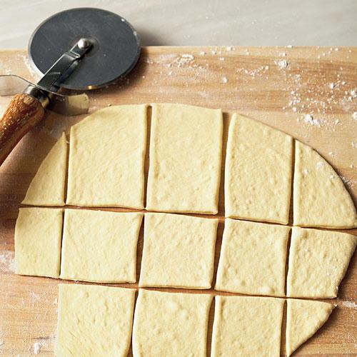 Paso 3: Roll and Cut the Dough