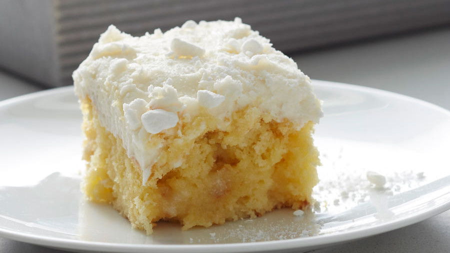 ванилия Buttermilk Poke Cake with Buttercream Frosting
