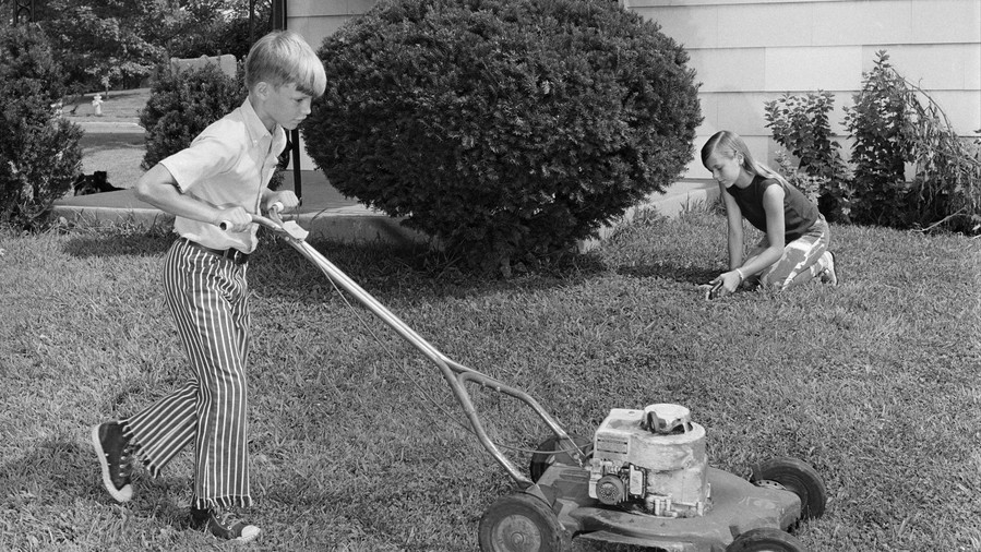 男の子 Mowning Lawn