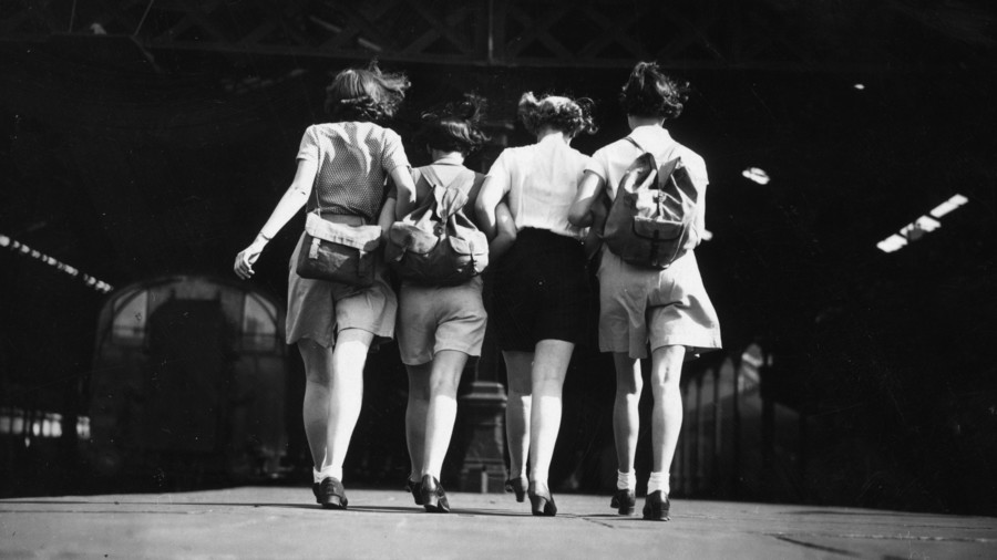 4人 women walking with arms linked