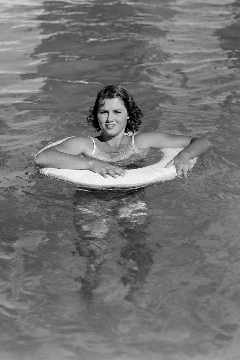 момиче in pool with inner tube