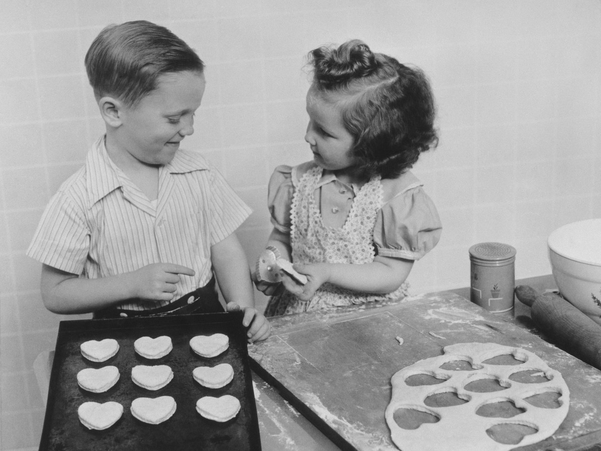 Децата Baking Heart Cookies