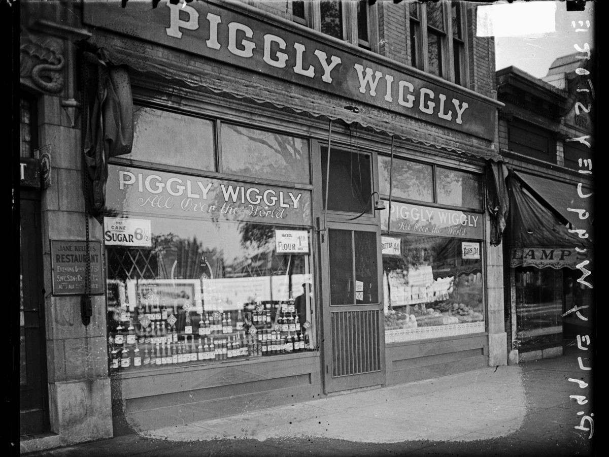 Piggly Wiggly Store Front