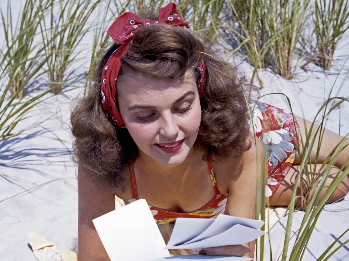 Kvinde Reading Love Letters on Beach