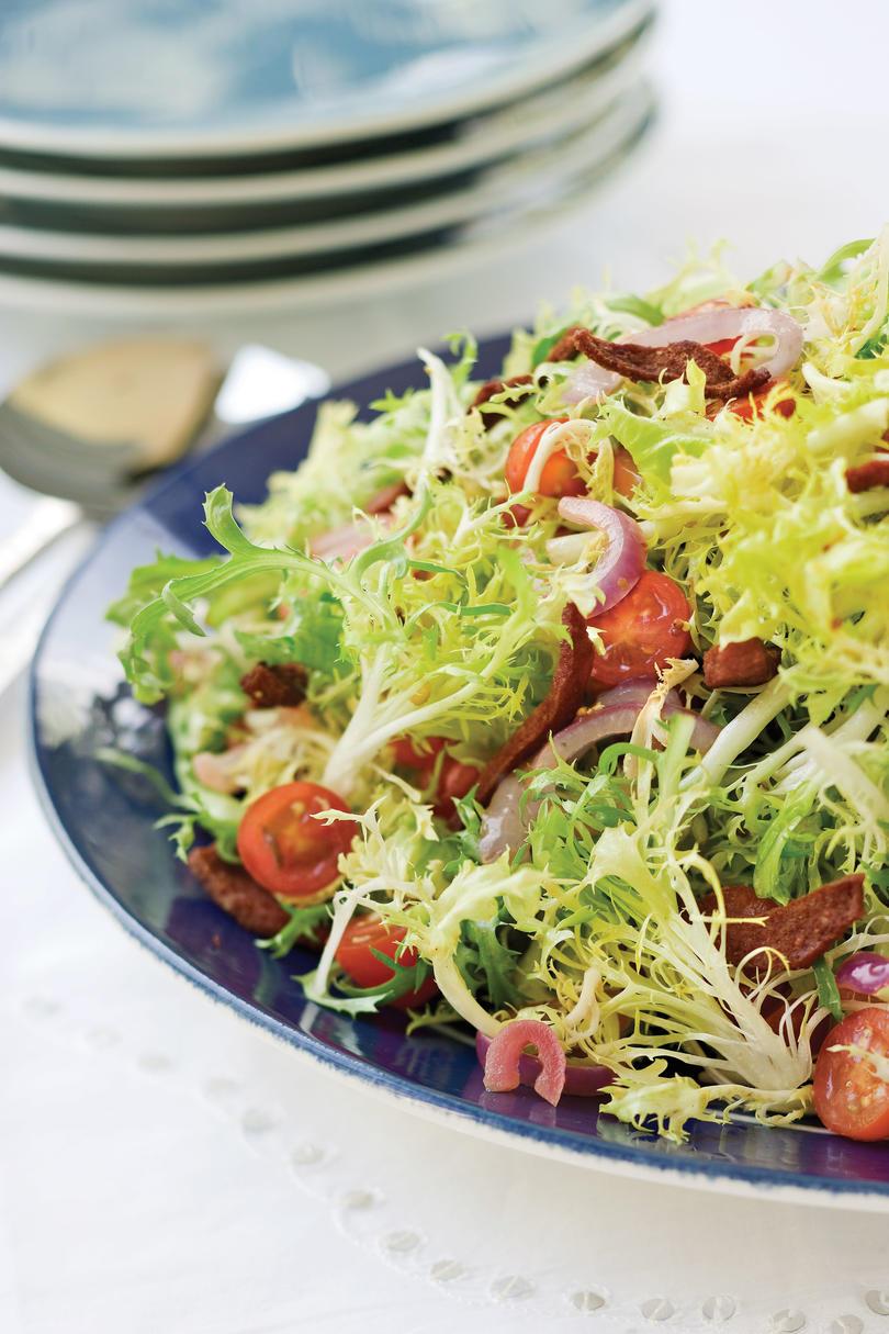 暖かい Frisée Salad with Crispy Kosher Salami