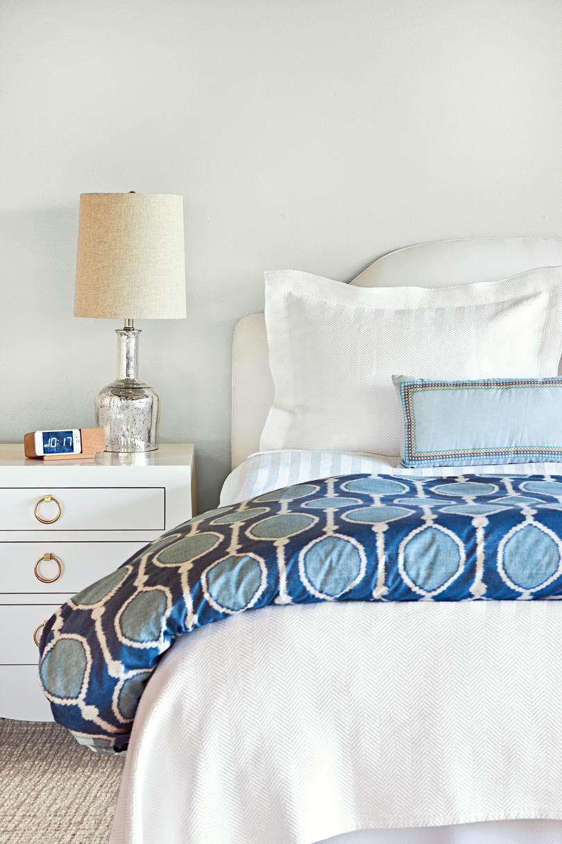 أبيض Bedroom with Blue Comforter
