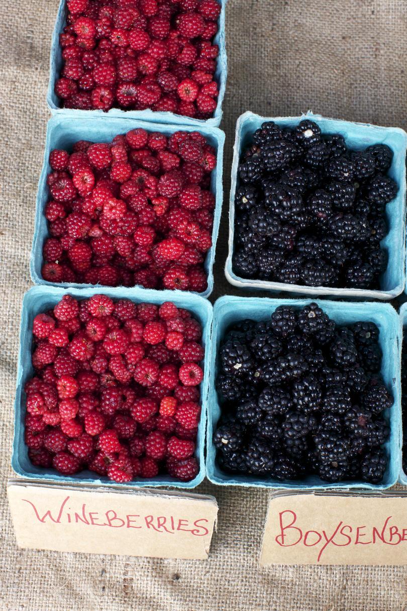 Картонените кутии of Wineberries and Boysenberries