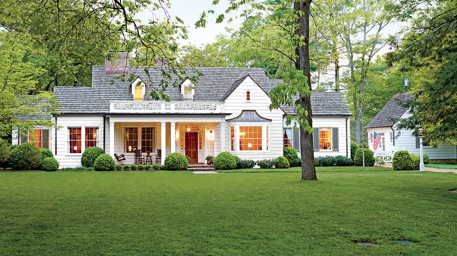 أبيض House with Beautiful Manicured Lawn