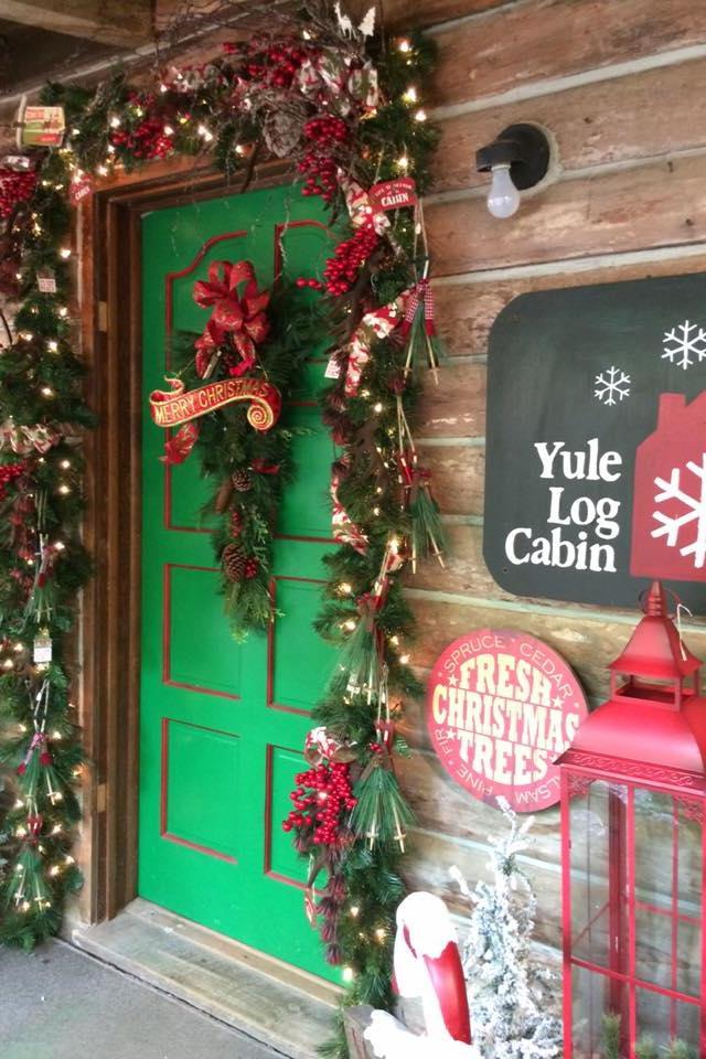 クリスマス Shops Open All Year Long Yule Log Cabin